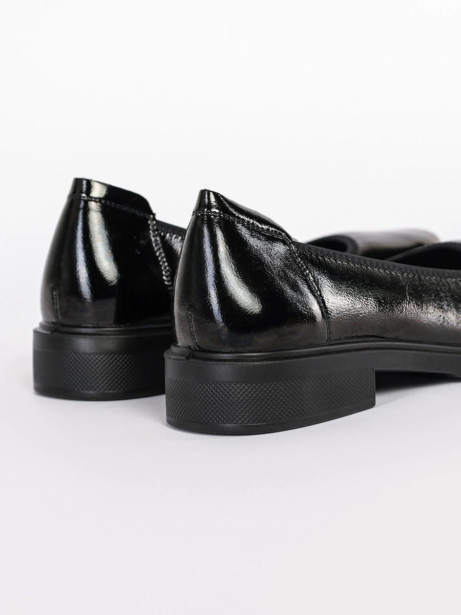 Туфли черного цвета лакированные на низком каблуке